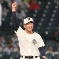 日大三、豊橋中央　両チームのエースが相手校の応援に乗ってマウンドでリズムを取る令和の風景