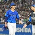 【DeNA】「ライトゴロ」成立！右翼・蝦名達夫が猛チャージでヤクルト小川泰弘を悠々アウトに