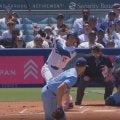 人間辞めた？ 大谷翔平、意味不明な打ち方で“まさかの光景”「バケモノか」「普通フライだろw」右手一本で弾丸アーチを“爆速着弾”
