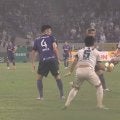 嘘だろ！味方の超決定機を“腹”で阻止する珍事発生「なんでぶち当てんねん」「鉄拳制裁」ゴール一直線のダイレクトシュートを真正面から受け止めた衝撃の瞬間