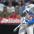大谷翔平、42号直後に“異変”「大丈夫？」　左手を気にする仕草…SNSで心配の声