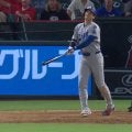 大丈夫か…？大谷翔平、豪快42号直後の行動に「痛めたか？」「怪我せんで」ベンチでの様子に心配の声