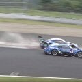 「お前なにしやがんねん！笑」日産Z、10秒ペナの決定的瞬間に“トヨタのレジェンド”が本音も「今ロックアップして」鋭く指摘