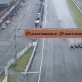 F1リザーブの岩佐が「ぶつけにいく位の気迫で」 初V決めた“鉄壁ブロック”の瞬間「1コーナーでのバトルが鍵だった」