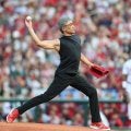 還暦間近の長身俳優が驚きの快速球　黒いタンクトップから筋肉のぞく　マツダスタジアム騒然