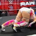 衝撃の脱出法！ 日本人女子レスラー、驚異の身体能力と芸術性で魅了 まさかの展開に反響続々