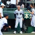 夏の甲子園　開星・野々村監督７３歳の夏が終わる　仙台育英に反撃及ばず　試合中はメガホン手に指示　優しい眼差し向ける