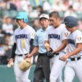夏の甲子園　横浜が勝ち越し　２者連続死球から敵失で２者が生還　聖地のスタンドがどよめく
