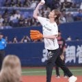【オリックス】元AS日本代表の青木愛が始球式「水泳選手は球技が苦手…の見本」ノーバンならず
