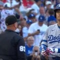 大谷翔平、エ軍元同僚に抱きついた！？ “じゃれ合う”光景に「塁上でネトくんと」ネット沸騰
