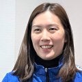 大堀彩さんが肩出しのウエディングドレスを試着　今年３月に国際結婚