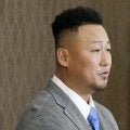中田翔が涙　引退会見終了と同時に目頭を押さえる　直前の中日ナインからの花束贈呈には笑顔で応じるも