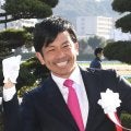【甲子園】42歳松田宣浩氏「高校球児の全力プレーに拍手」爽やか白Ｔシャツで観戦「熱男」披露