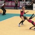 女子バレー、上半身が…弾丸スパイクで衝撃光景 レシーバーが仰け反る驚異の破壊力にどよめき