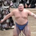 ２場所連続優勝を目指す大の里が白星発進　高安に勝利