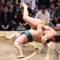 十両のホープ三田が担架で運ばれるアクシデント　右膝を傷めたか　自らゆっくりと歩いて車に乗り込み病院へ