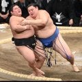 両横綱が白星　豊昇龍は小結隆の勝を圧倒し１勝１敗　大の里は２連勝、伯桜鵬を退ける　大関琴桜は平幕霧島に敗れ１勝１敗