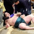 右膝前十字靱帯損傷で休場の三田は手術も視野…師匠の二子山親方が説明「腐らずはい上がっていってほしい」