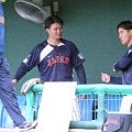 侍ジャパン　森下翔太が西川史礁にアドバイス→優しい先輩の笑顔　昨年３月の飛び級代表入りでも“先生役”