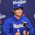 真美子夫人と大谷翔平の顔寄せ最新ショット、球団カメラマンが公開　フリーマン夫妻とニッコリ