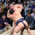 豊昇龍が2勝目 霧島退けて白星先行