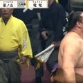 「割れてる」「パックリだ」振り返った力士の姿にファン衝撃 幕内の取組でアクシデント