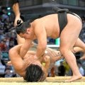 幕下・炎鵬が連勝発進　先場所敗れた１８歳の碇潟に雪辱「２回も負けられない。厳しくいった」