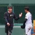 【阪神】糸井嘉男SA「もっとやってたな、俺」野手転向の後輩西純矢を指導、スイングの鬼になれ