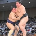 義ノ富士、同郷「レジェンド」に逆転勝ちで１敗死守…過去に父が営む焼き肉店で記念撮影も