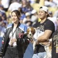 大谷翔平がデコピンにキス！受賞決定直後に隣にいた愛犬に喜び表現　真美子夫人も満面の笑み