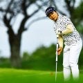 下川めぐみ首位で最終日へ 清本美波は2打差2位に後退／女子下部