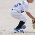 エラーを防ぐ守備の「正しい姿勢」　“脱力と集中”が鍵…小学生で覚えたい肘と膝の役割