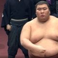 「あれ、塩がない…」熱海富士、取組直前に“エア塩撒き”の珍事 絶妙リアクションにファンほっこり