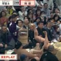力士が“ムーンサルト風”土俵下落下の衝撃決着 「張られるし、ガッツリ負けるし、痛々しい」元力士解説も同情