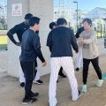 阪神から日本ハムへトレードの島本浩也　ＳＧＬでチームメートと惜別の握手