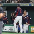 侍ジャパン　同点劇の裏で森下翔太と牧秀悟がほっこりシーン　先輩が後輩に全力タッチ→表情ゆがめて痛がる