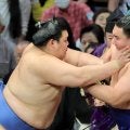 大の里が9連勝 追う安青錦も1敗守る
