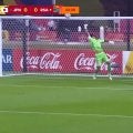嘘だろ！？ U-17日本代表GKの“超反応セーブ”が話題「将来はフル代表に」「今大会ずっと凄い」至近距離シュートを海老反りで弾いた瞬間