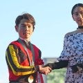 「バービー人形よりスタイルいい」人気女優が京都競馬場に降臨　エリザベス女王杯プレゼンター「美しい馬たちにうっとり」