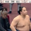 「ほぼ垂直じゃん」「股関節の柔らかさが異常」十両力士、ピンと脚が伸びた“芸術的”四股に館内ざわめき「1時を指す時計かよ」