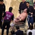 自力で立ち上がれず、十両の紫雷が車いすで運ばれる　左膝付近を痛めたか【大相撲九州場所】