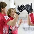 カーリング日本女子、大一番の初戦は「冷静に」完勝　五輪最終予選