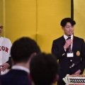 【阪神】ドラ２谷端将伍「2000安打を目指します」日大出身初の記録へ　和田ヘッドと握手
