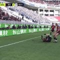 芝がえぐれた！J1得点王に笑劇アクシデント「環境破壊」「まったく滑ってない」鹿島FWの膝スライディング大失敗が脚光「田中碧に習おう」