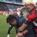 選手乱入！ 鹿島・鬼木達監督、“手荒すぎる祝福”でびしょ濡れ「切り込み隊長が好き」「ニコニコで水かけ笑」鈴木優磨の“言い訳”も話題