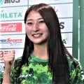 「可愛い」「天使が舞い降りた」女子サッカー塩越柚歩、赤ニットでディズニー満喫…SNSで反響