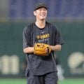 巨人　坂本勇人のグラブが物語った高い守備能力「一点でボールを捕られている技術」ミズノの職人が公式動画でうなる　貴重なリペアの様子も