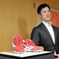 広島カープの上本崇司さん、引退試合のスパイクを広島県福山市に寄贈