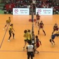 バレーボール、“止めまくる”女子選手が躍動 迫力ブロックに相手リベロが吹き飛ぶように仰け反る