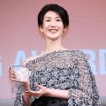 栗原恵さん、紺色ニット姿で黒ノースリーブトップス姿のCocomiとツーショット「またすぐに」